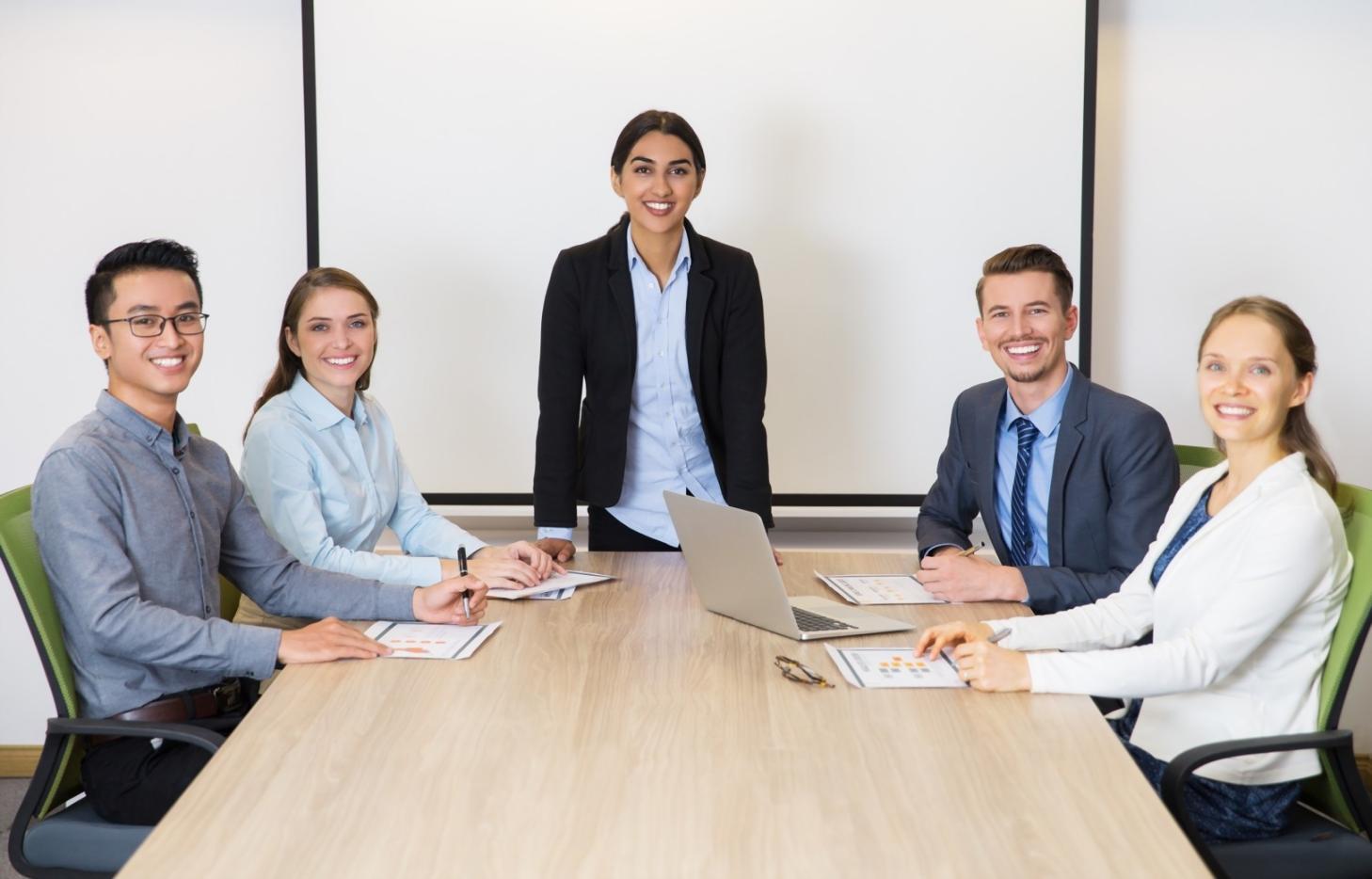Aula moderna con estudiantes trabajando en análisis financiero
